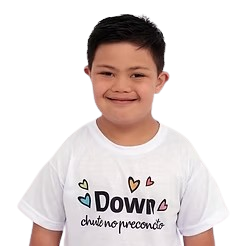 Menino com camiseta da Downchute